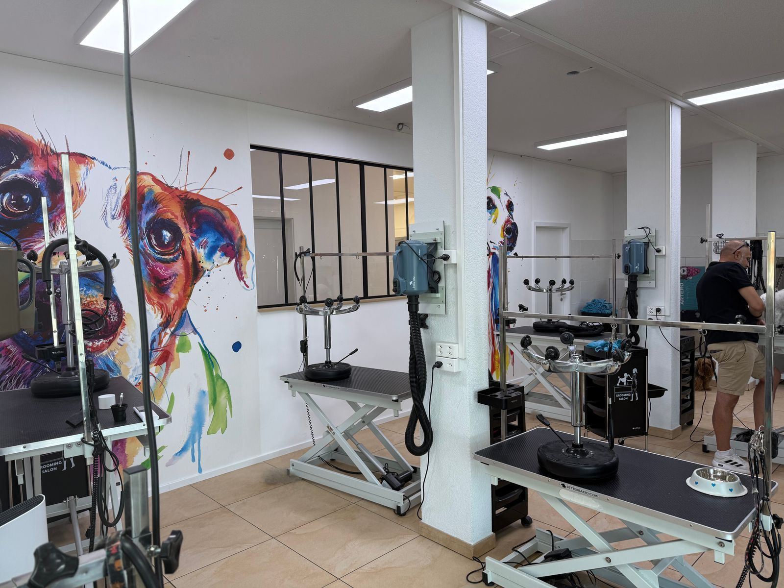 Postes de travail du salon-école NEWDOG à Domdidier